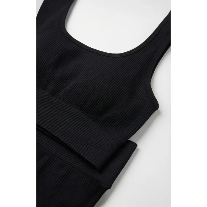 Kadın Siyah Kalın Askılı Yüksek Bel Şortlu Gecelik Takımı – Modern, Konforlu ve Günlük Kombinlere Uygun