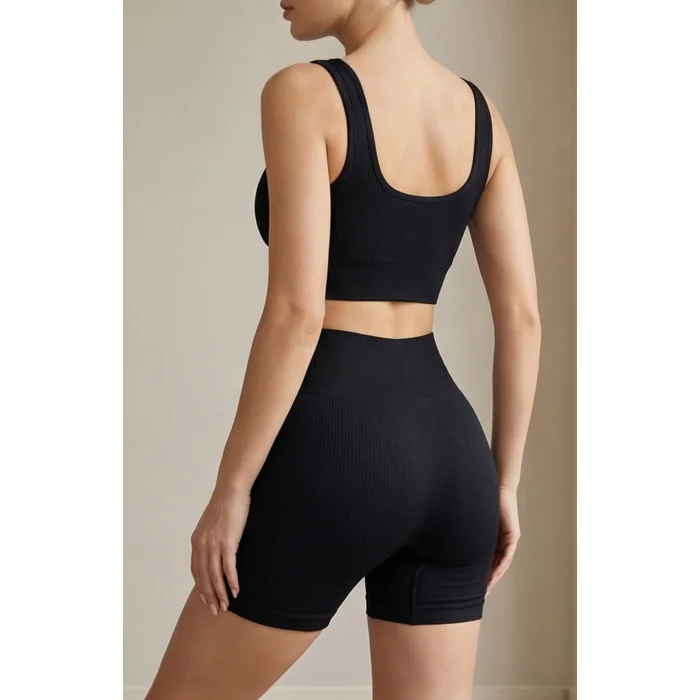 Kadın Siyah Kalın Askılı Yüksek Bel Şortlu Gecelik Takımı – Modern, Konforlu ve Günlük Kombinlere Uygun