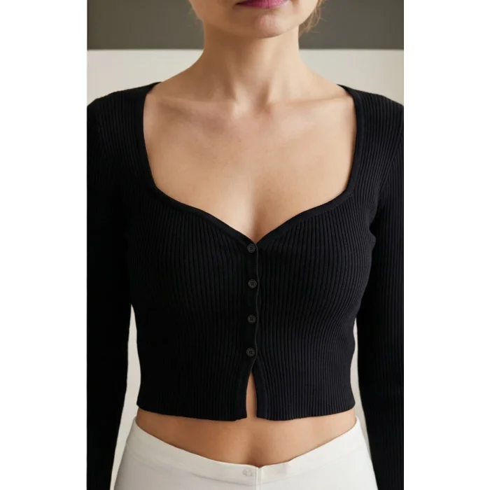 Kadın Siyah Uzun Kollu Düğmeli Göğüs ve Göbek Dekolteli Crop Top Bluz – Şık, Rahat ve Kolay Kombinlenebilir