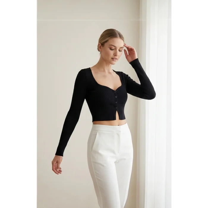 Kadın Siyah Uzun Kollu Düğmeli Göğüs ve Göbek Dekolteli Crop Top Bluz – Şık, Rahat ve Kolay Kombinlenebilir