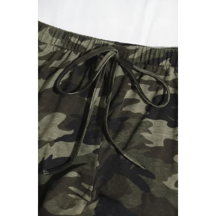 Kadın Kamuflaj Desenli Askılı Crop Top ve Şortlu Gecelik Takım – Modern, Konforlu ve Günlük Kombinlere Uygun