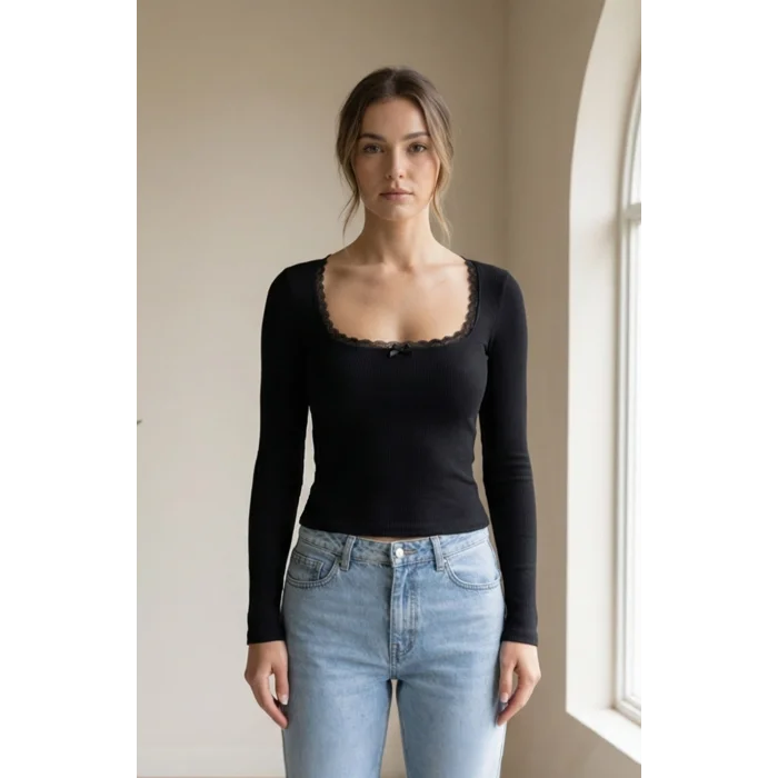 Kadın Siyah Kare Yaka Dantelli Uzun Kollu Crop Top Bluz – Şık, Rahat ve Kolay Kombinlenebilir