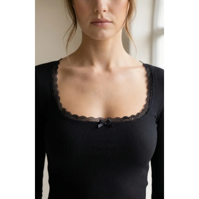 Kadın Siyah Kare Yaka Dantelli Uzun Kollu Crop Top Bluz – Şık, Rahat ve Kolay Kombinlenebilir