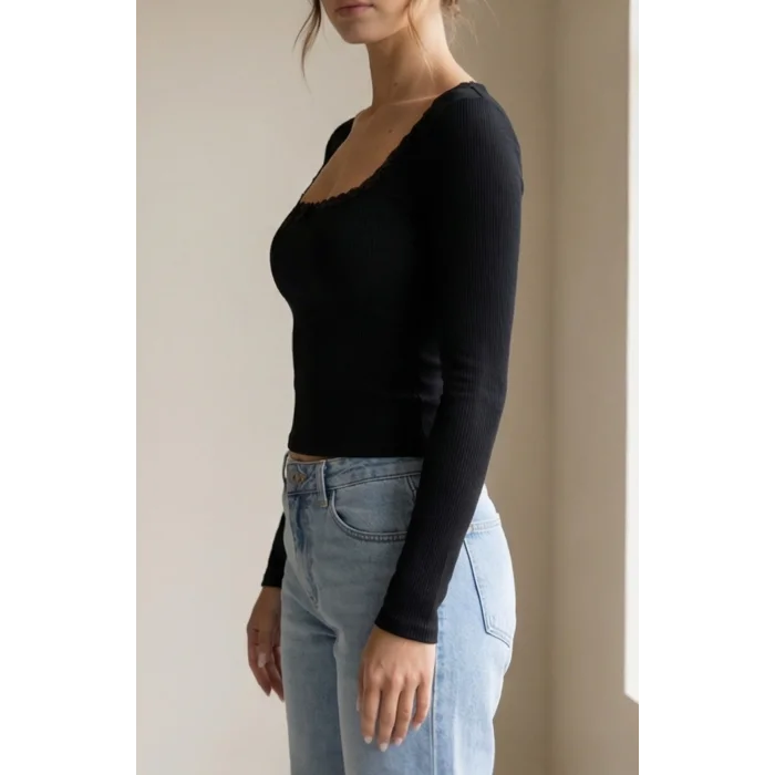 Kadın Siyah Kare Yaka Dantelli Uzun Kollu Crop Top Bluz – Şık, Rahat ve Kolay Kombinlenebilir