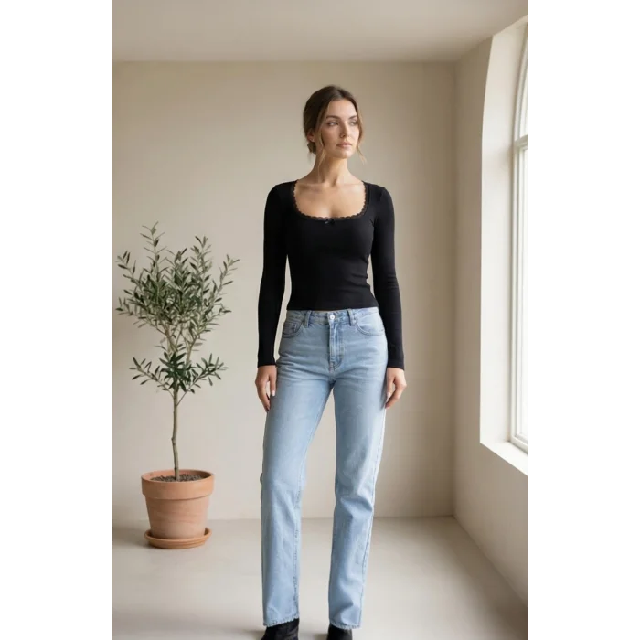 Kadın Siyah Kare Yaka Dantelli Uzun Kollu Crop Top Bluz – Şık, Rahat ve Kolay Kombinlenebilir