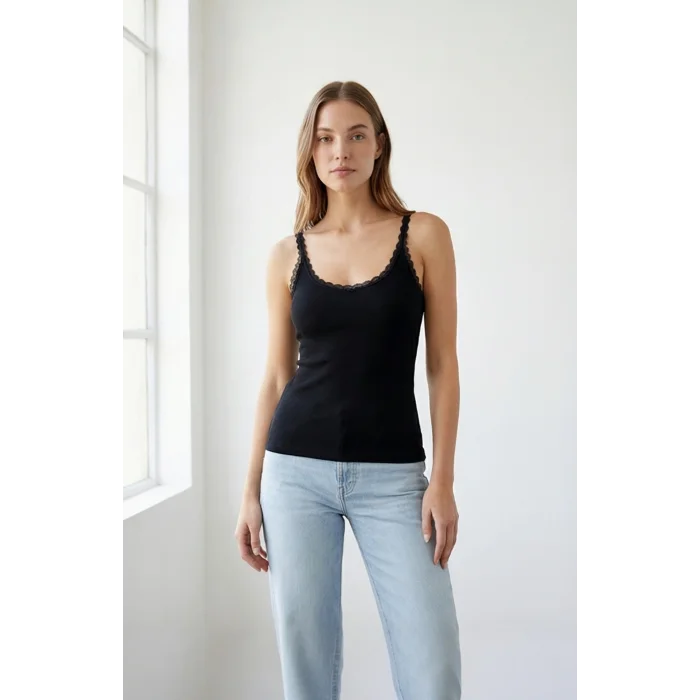 Kadın Siyah Normal Kalıp Dantel Detalı Ince Askılı Oyuk Yaka Atlet – Modern ve Şık Tasarı