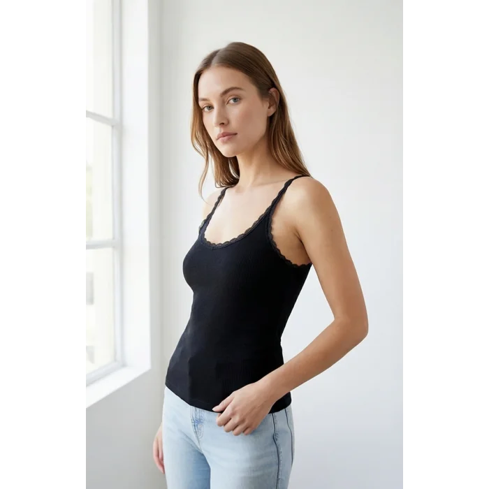 Kadın Siyah Normal Kalıp Dantel Detalı Ince Askılı Oyuk Yaka Atlet – Modern ve Şık Tasarı