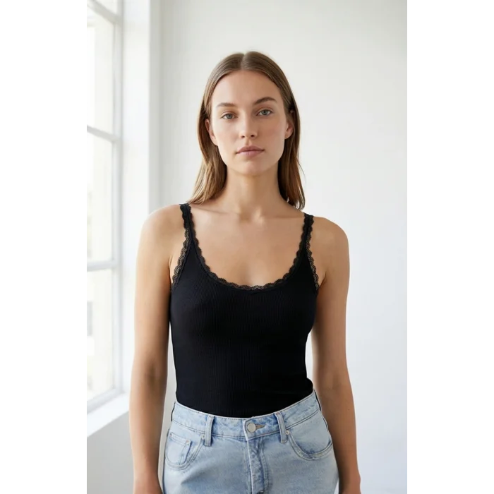 Kadın Siyah Normal Kalıp Dantel Detalı Ince Askılı Oyuk Yaka Atlet – Modern ve Şık Tasarı