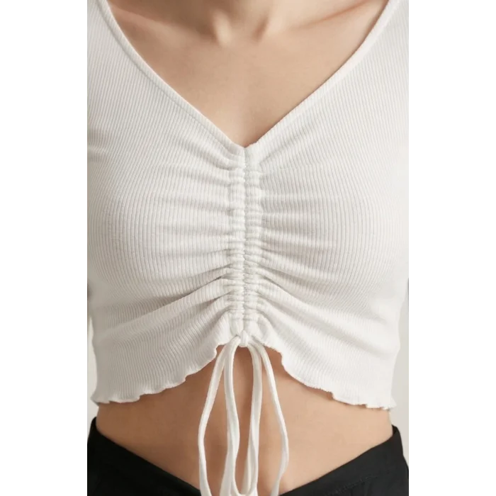 Kadın Beyaz Uzun Kollu Büzdürme Bağcık Detaylı Crop Top Bluz – Şık, Rahat ve Kolay Kombinlenebilir