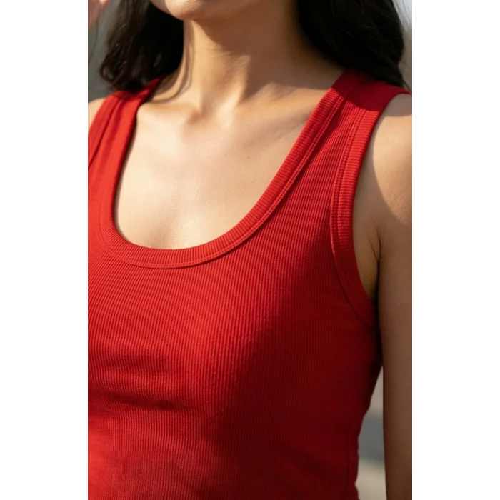 Kadın Kırmızı Kare Yaka Crop Top Bluz – Şık, Rahat ve Kolay Kombinlenebilir