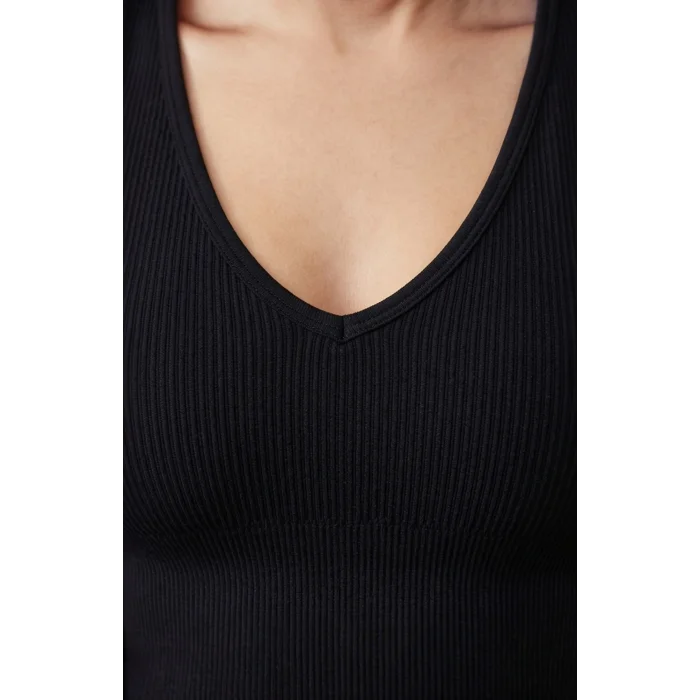 Kadın Siyah Derin Göğüs Dekolteli Şık Crop Top Bluz – Şık, Rahat ve Kolay Kombinlenebilir