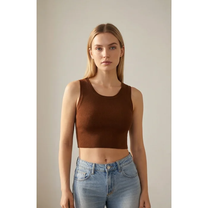 Kadın Kahverengi Kare Yaka Crop Top Bluz – Şık, Rahat ve Kolay Kombinlenebilir