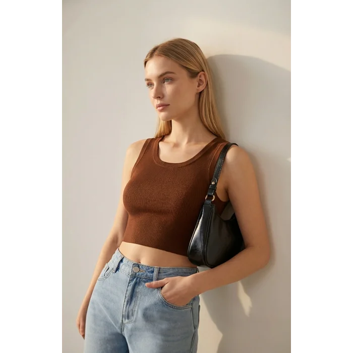 Kadın Kahverengi Kare Yaka Crop Top Bluz – Şık, Rahat ve Kolay Kombinlenebilir