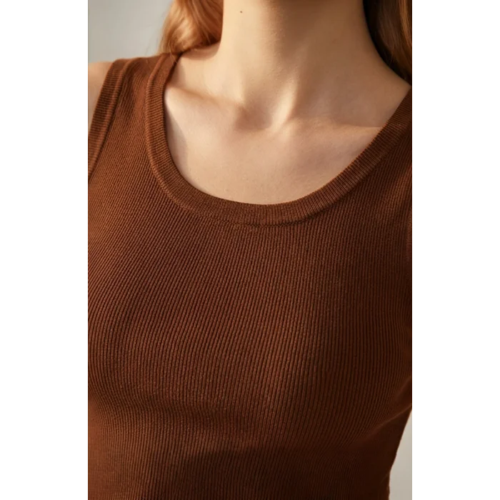 Kadın Kahverengi Kare Yaka Crop Top Bluz – Şık, Rahat ve Kolay Kombinlenebilir