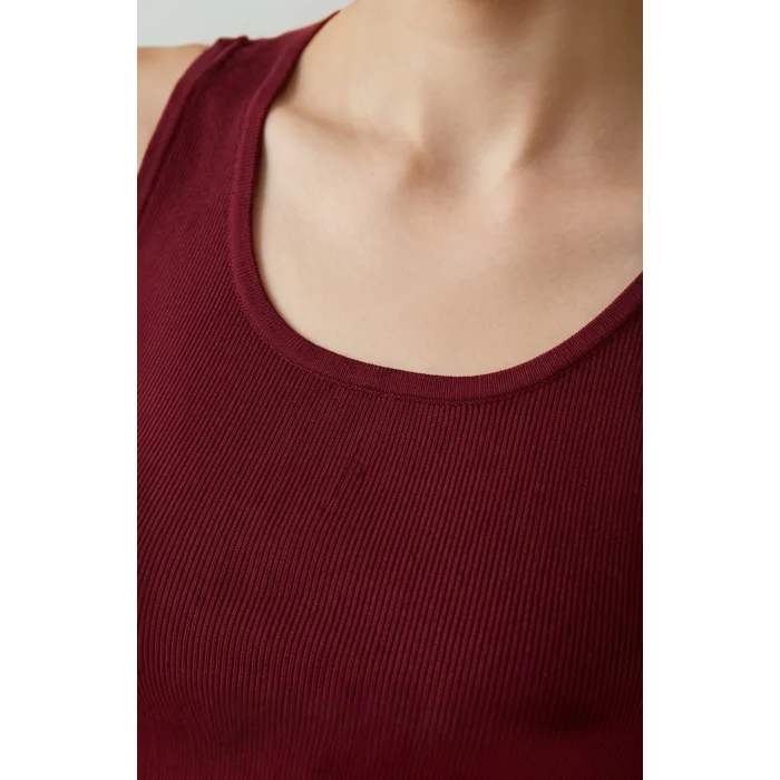 Kadın Bordo Kare Yaka Crop Top Bluz – Şık, Rahat ve Kolay Kombinlenebilir