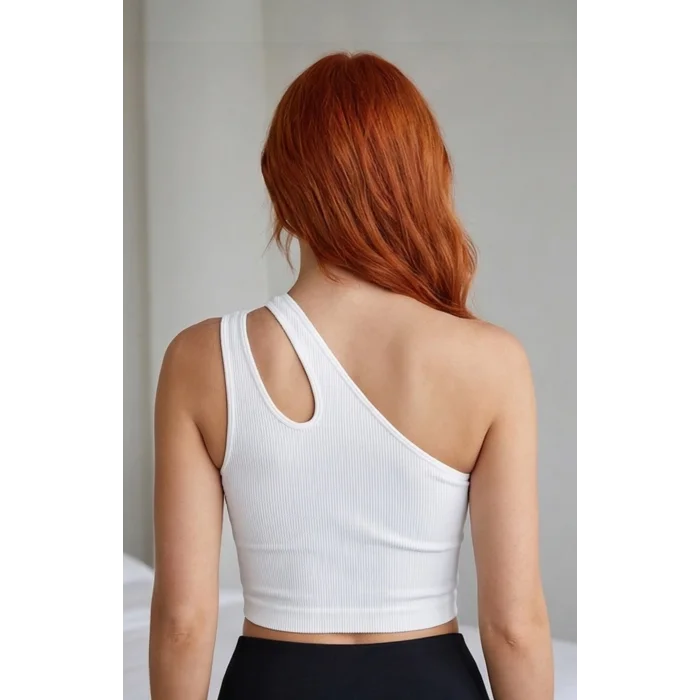 Kadın Beyaz Tek Omuz Cut Out Detaylı Crop Top Bluz – Şık, Rahat ve Kolay Kombinlenebilir