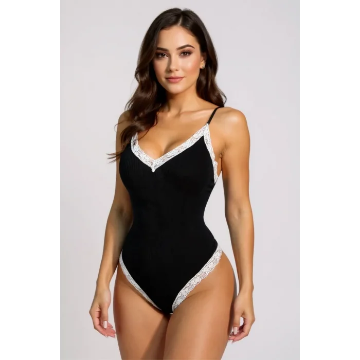 Kadın Beyaz Dantel Işlemeli Siyah Tulum Gecelik – Modern ve Şık Tasarım