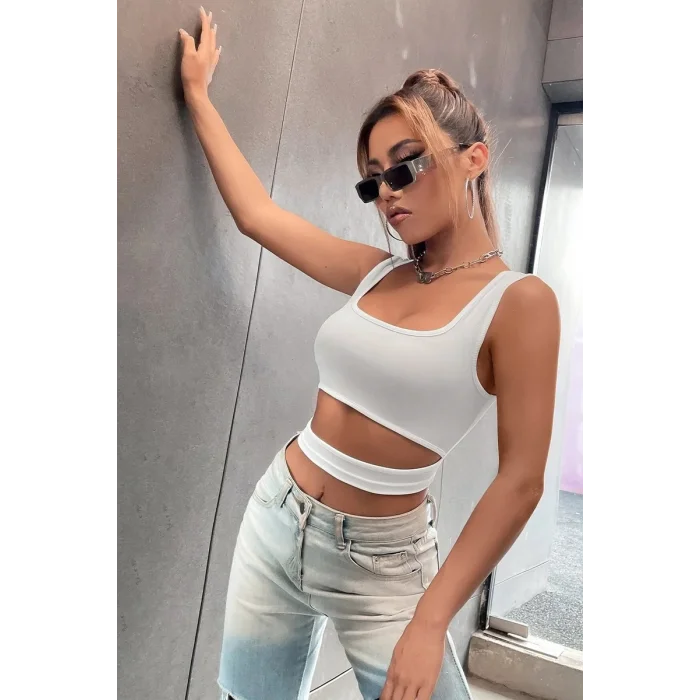 Kadın Beyaz Göbek Dekolteli Crop Top Bluz – Şık, Rahat ve Kolay Kombinlenebilir