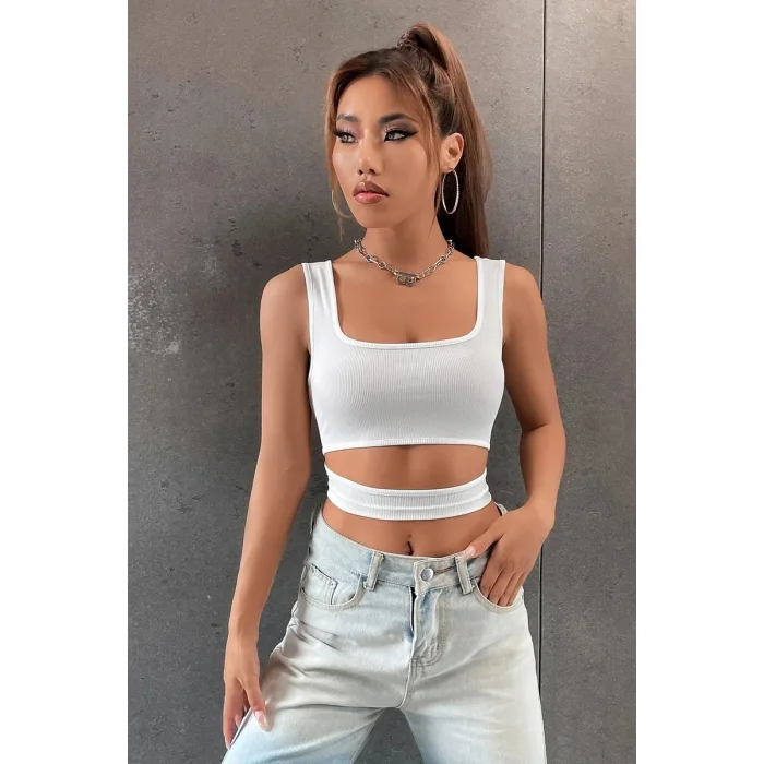 Kadın Beyaz Göbek Dekolteli Crop Top Bluz – Şık, Rahat ve Kolay Kombinlenebilir