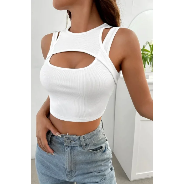 Kadın Beyaz Kalın Askılı Cut Out Dekolteli Crop Top Bluz – Şık, Rahat ve Kolay Kombinlenebilir