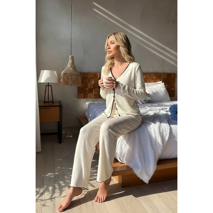 Kadın Beyaz Örme Kumaş V Yaka Düğmeli Rahat Şık Pijama Takımı