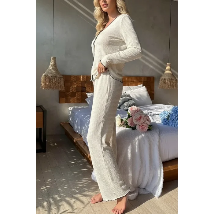 Kadın Beyaz Örme Kumaş V Yaka Düğmeli Rahat Şık Pijama Takımı
