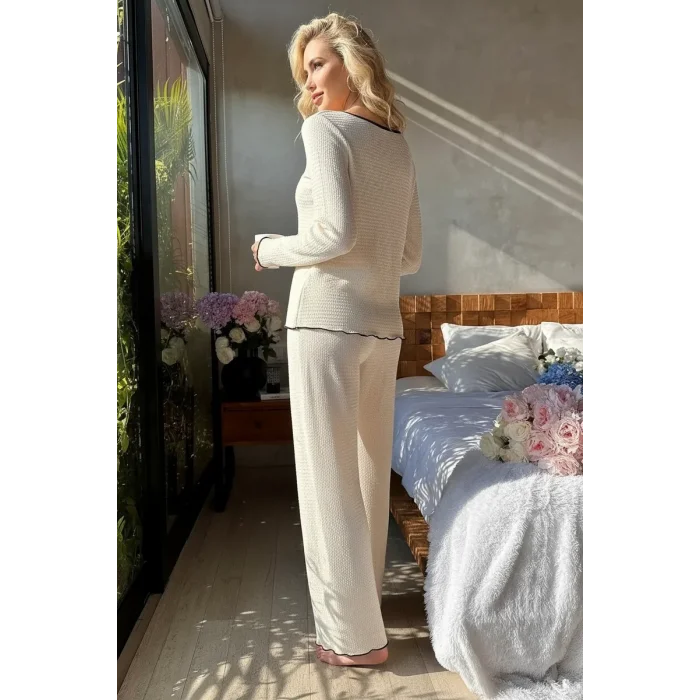 Kadın Beyaz Örme Kumaş V Yaka Düğmeli Rahat Şık Pijama Takımı