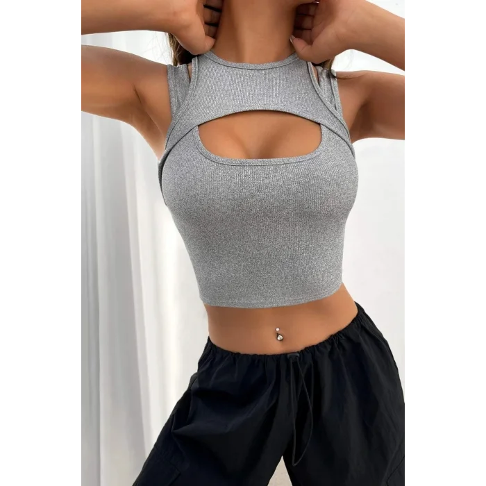 Kadın Gri Kalın Askılı Cut Out Dekolteli Crop Top Bluz – Şık, Rahat ve Kolay Kombinlenebilir