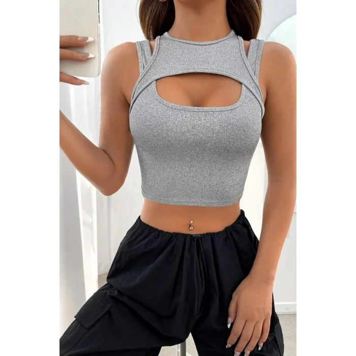 Kadın Gri Kalın Askılı Cut Out Dekolteli Crop Top Bluz – Şık, Rahat ve Kolay Kombinlenebilir