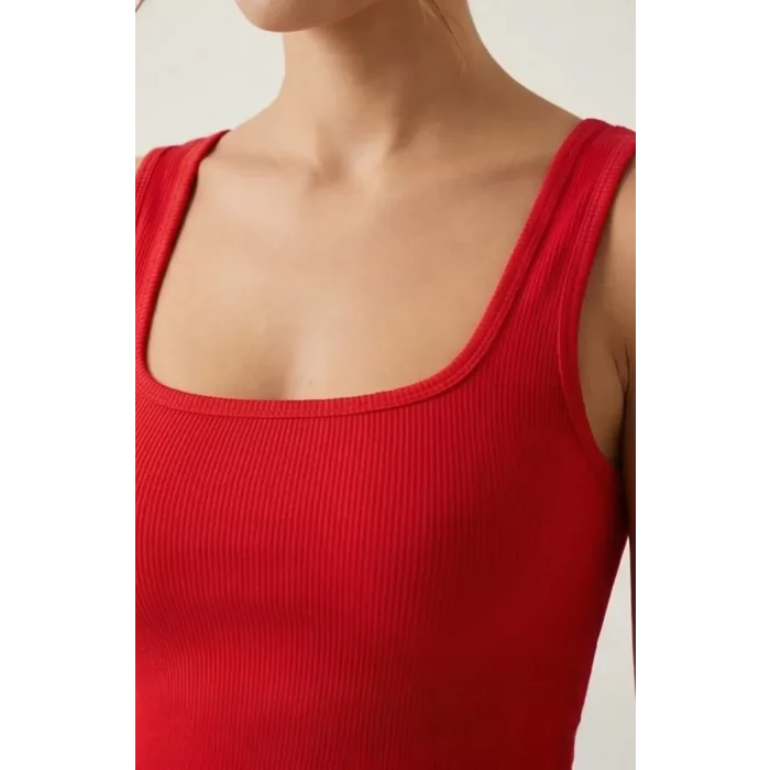 Kadın Kırmızı Kalın Askılı Crop Top Büstiyer – Modern ve Şık Tasarım