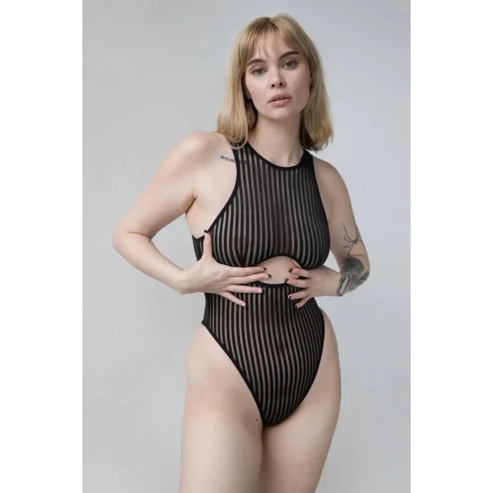 Kadın Siyah Cut-Out Detaylı Transparan Çizgili Gecelik – Modern ve Şık Tasarım