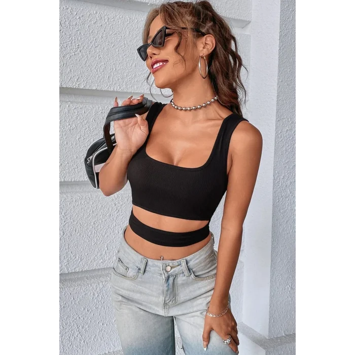 Kadın Siyah Göbek Dekolteli Crop Top Bluz – Şık, Rahat ve Kolay Kombinlenebilir