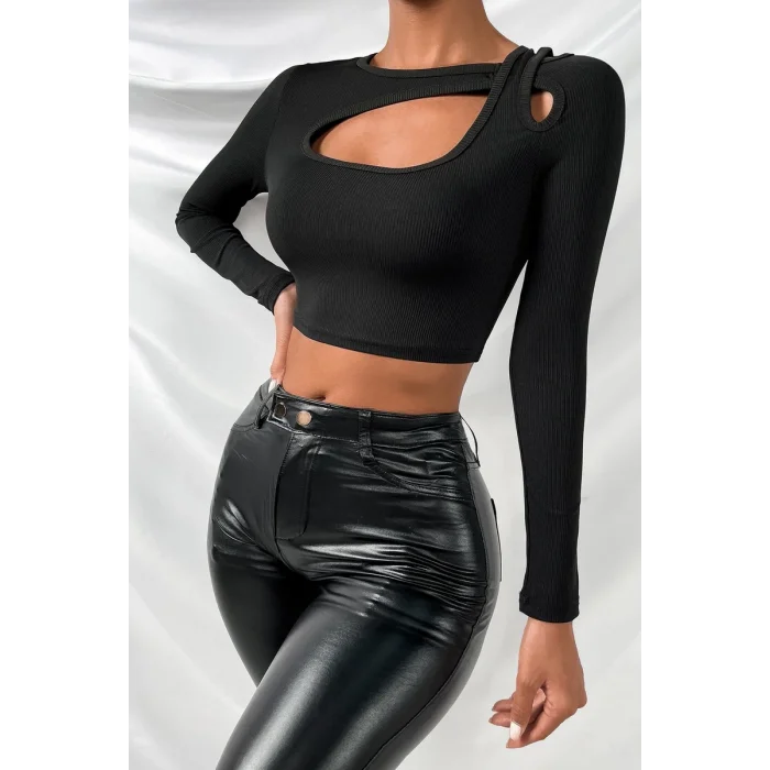 Kadın Siyah Göğüs Dekolteli Çapraz Askılı Uzun Kollu Crop Top Bluz – Şık, Rahat ve Kolay Kombinlenebilir