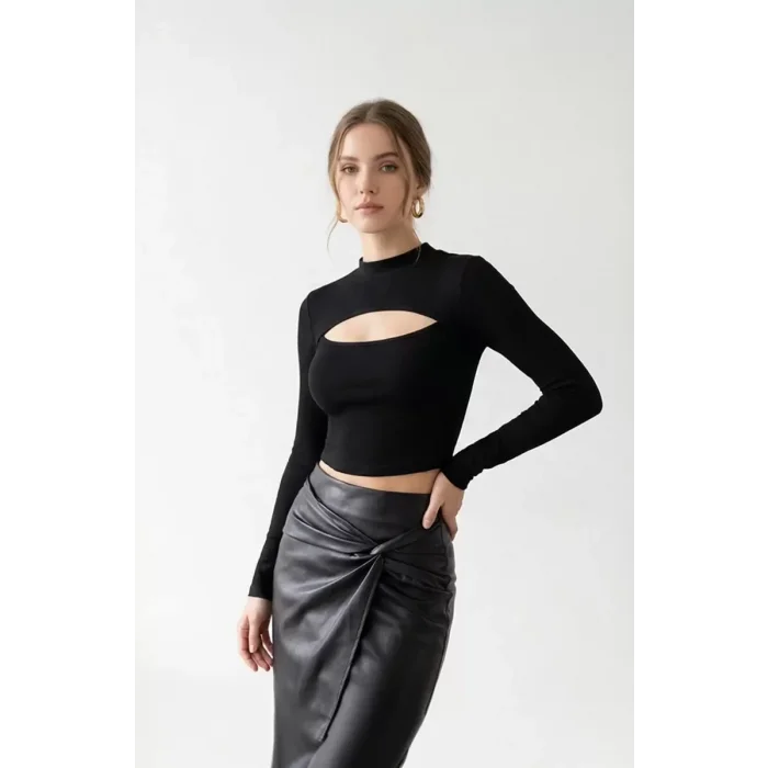 Kadın Siyah Göğüs Dekolteli Uzun Kollu Cut Out Crop Top Bluz – Şık, Rahat ve Kolay Kombinlenebilir