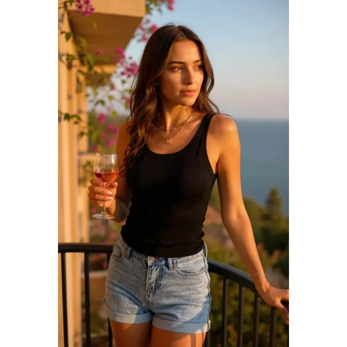 Kadın Siyah Kolsuz Kalın Askılı Uzun Crop Top Bluz & Atlet – Şık, Rahat ve Kolay Kombinlenebilir