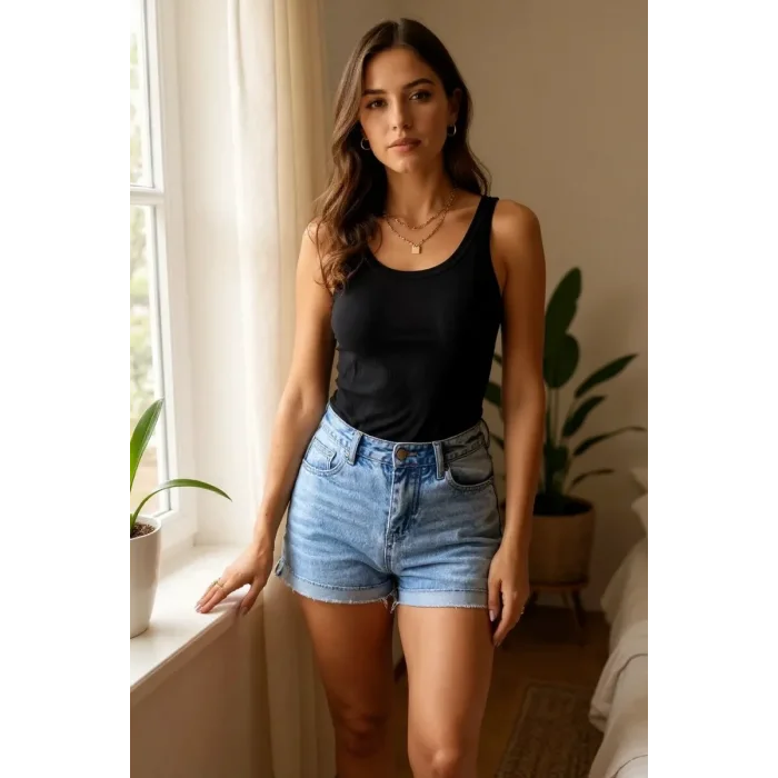 Kadın Siyah Kolsuz Kalın Askılı Uzun Crop Top Bluz & Atlet – Şık, Rahat ve Kolay Kombinlenebilir
