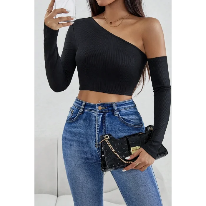 Kadın Siyah Tek Omuz Detaylı Uzun Kol Crop Top Bluz – Şık, Rahat ve Kolay Kombinlenebilir