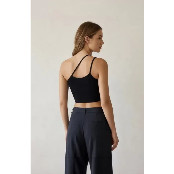 Kadın Siyah Tek Omuzlu Çapraz Askılı Crop Top Büstiyer – Modern ve Şık Tasarım