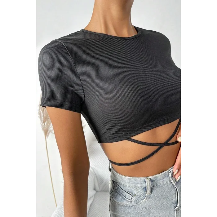 Kadın Siyah Yarım Kol Çapraz Bağlamalı Crop Top Bluz – Şık, Rahat ve Kolay Kombinlenebilir