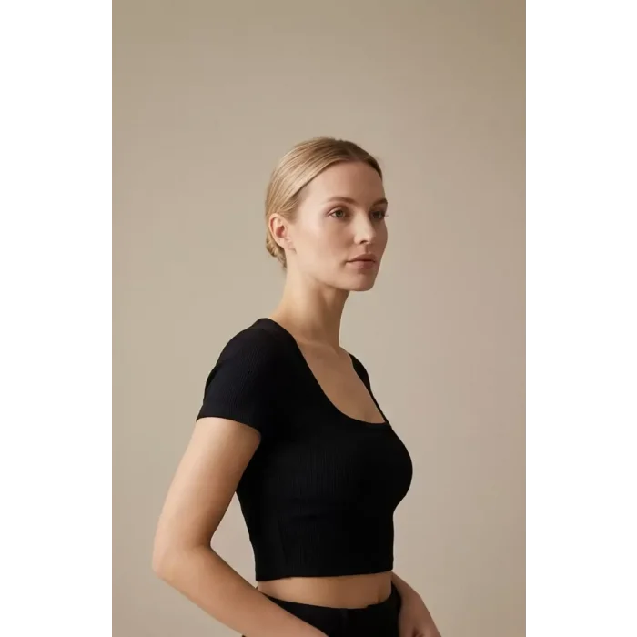Kadın Siyah Yarım Kol Düz Yaka Crop Top Bluz – Şık, Rahat ve Kolay Kombinlenebilir