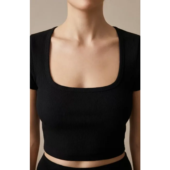 Kadın Siyah Yarım Kol Düz Yaka Crop Top Bluz – Şık, Rahat ve Kolay Kombinlenebilir
