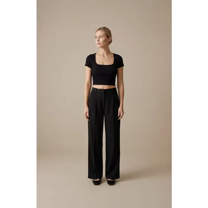 Kadın Siyah Yarım Kol Düz Yaka Crop Top Bluz – Şık, Rahat ve Kolay Kombinlenebilir