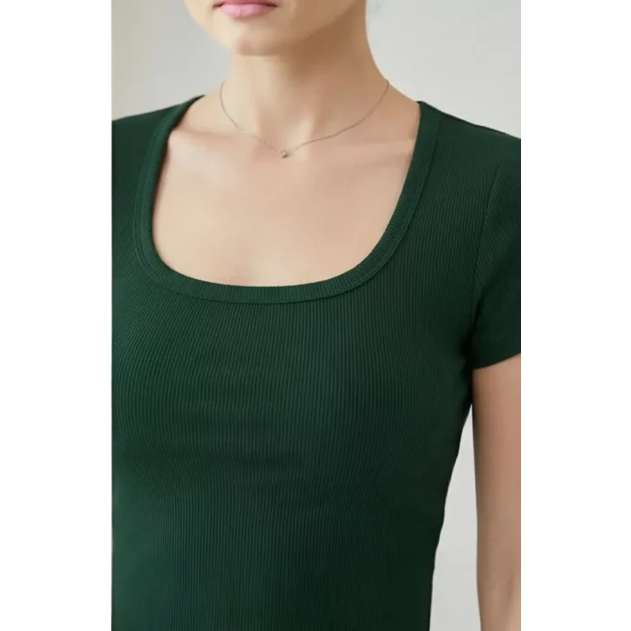 Kadın Yeşil Yarım Kol Düz Yaka Crop Top Bluz – Şık, Rahat ve Kolay Kombinlenebilir