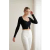 Kadın Siyah Uzun Kollu Düğmeli Göğüs ve Göbek Dekolteli Crop Top Bluz – Şık, Rahat ve Kolay Kombinlenebilir