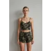 Kadın Kamuflaj Desenli Askılı Crop Top ve Şortlu Gecelik Takım – Modern, Konforlu ve Günlük Kombinlere Uygun