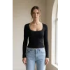 Kadın Siyah Kare Yaka Dantelli Uzun Kollu Crop Top Bluz – Şık, Rahat ve Kolay Kombinlenebilir