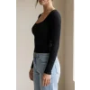 Kadın Siyah Kare Yaka Dantelli Uzun Kollu Crop Top Bluz – Şık, Rahat ve Kolay Kombinlenebilir