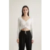 Kadın Beyaz Uzun Kollu Büzdürme Bağcık Detaylı Crop Top Bluz – Şık, Rahat ve Kolay Kombinlenebilir