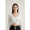 Kadın Beyaz Uzun Kollu Büzdürme Bağcık Detaylı Crop Top Bluz – Şık, Rahat ve Kolay Kombinlenebilir
