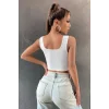 Kadın Beyaz Göbek Dekolteli Crop Top Bluz – Şık, Rahat ve Kolay Kombinlenebilir